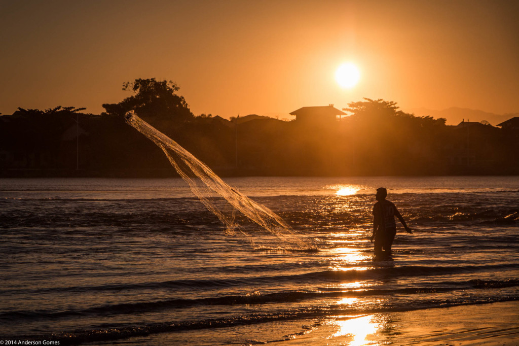 Pescador de tarrafa em busca das tainhas.